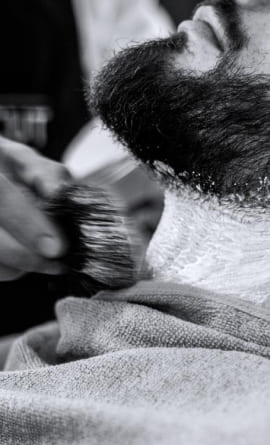 the barber shaves the beard foto